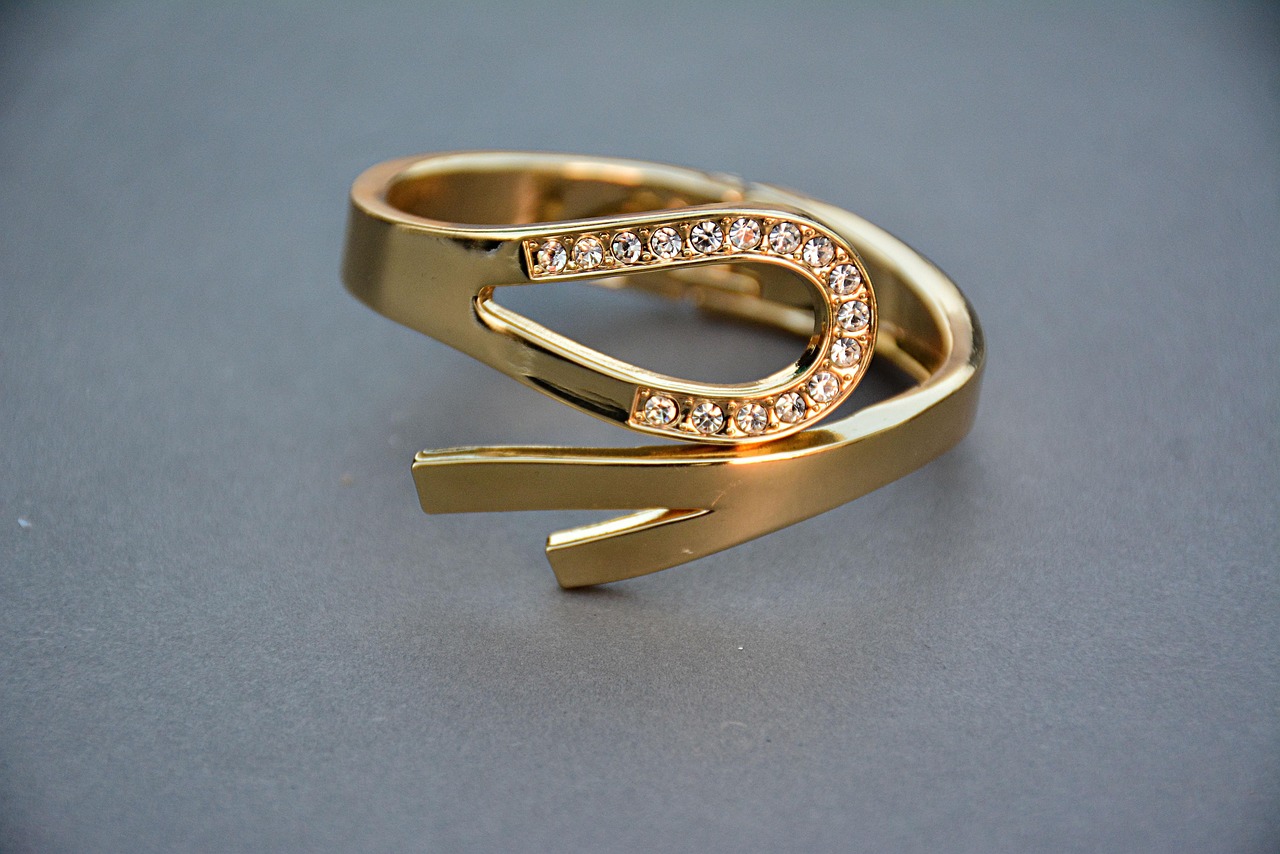 entdecken sie einzigartigen schmuck für jeden anlass: von eleganten ringen über stilvolle armbänder bis hin zu funkelnden halsketten. perfekt als geschenk oder zum selbstverwöhnen!